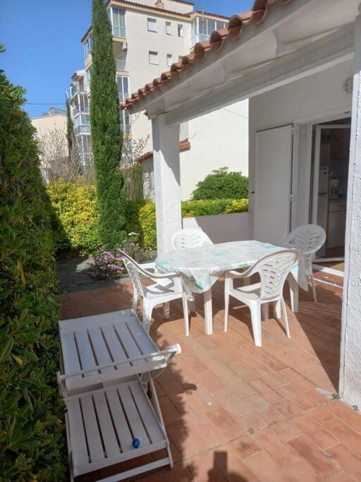 Nautilus Agradable Villa A 5 Minutos A Pie De La Playa Ρόζες Εξωτερικό φωτογραφία